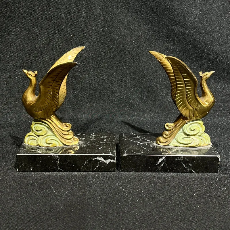 Sujetalibros francés con figuras de aves en metal dorado y base de mármol circa 1930