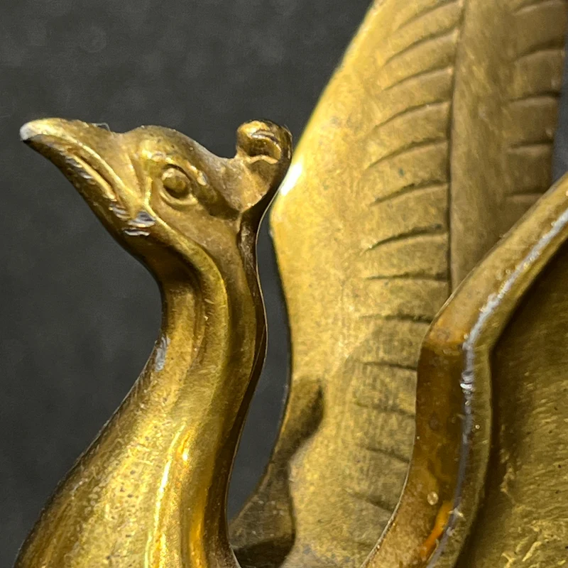 Sujetalibros francés con figuras de aves en metal dorado y base de mármol circa 1930