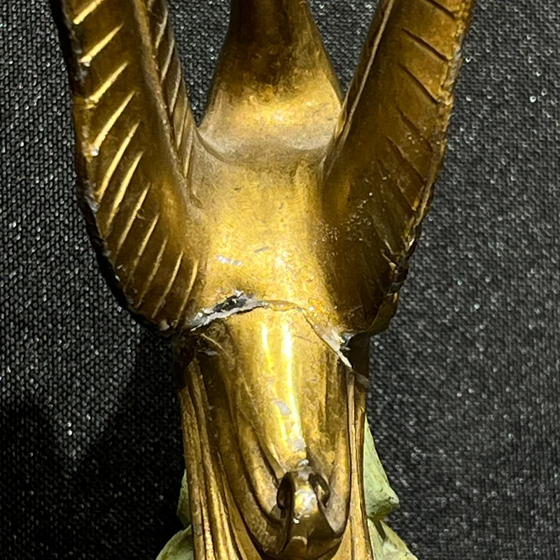 Sujetalibros francés con figuras de aves en metal dorado y base de mármol circa 1930