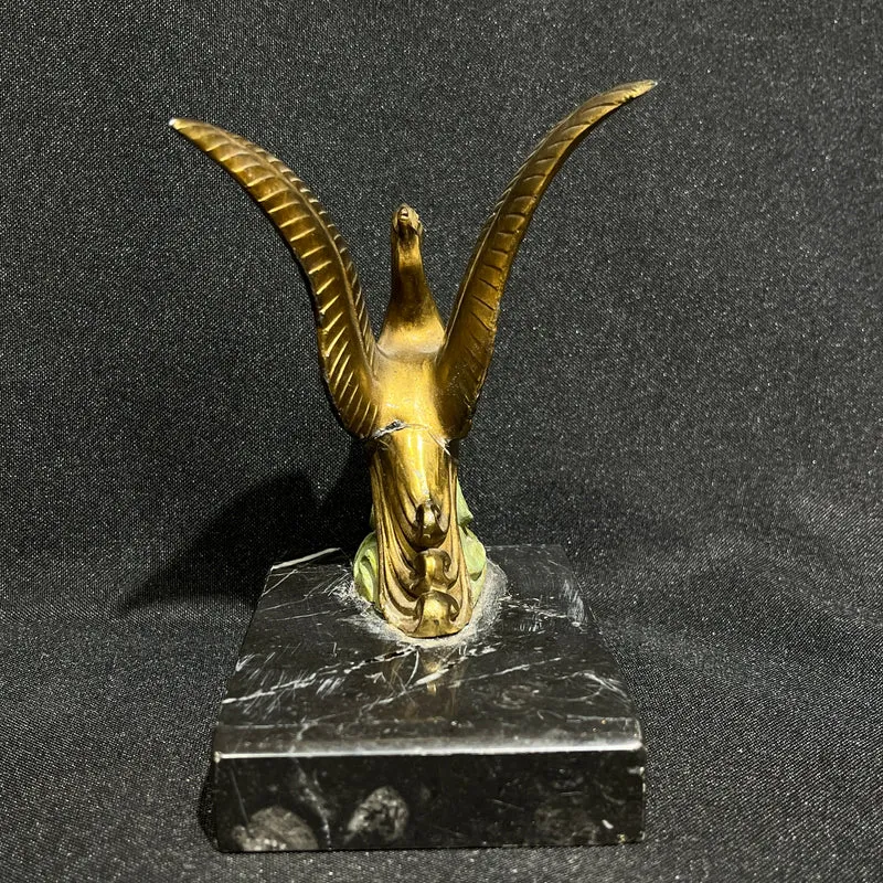 Sujetalibros francés con figuras de aves en metal dorado y base de mármol circa 1930