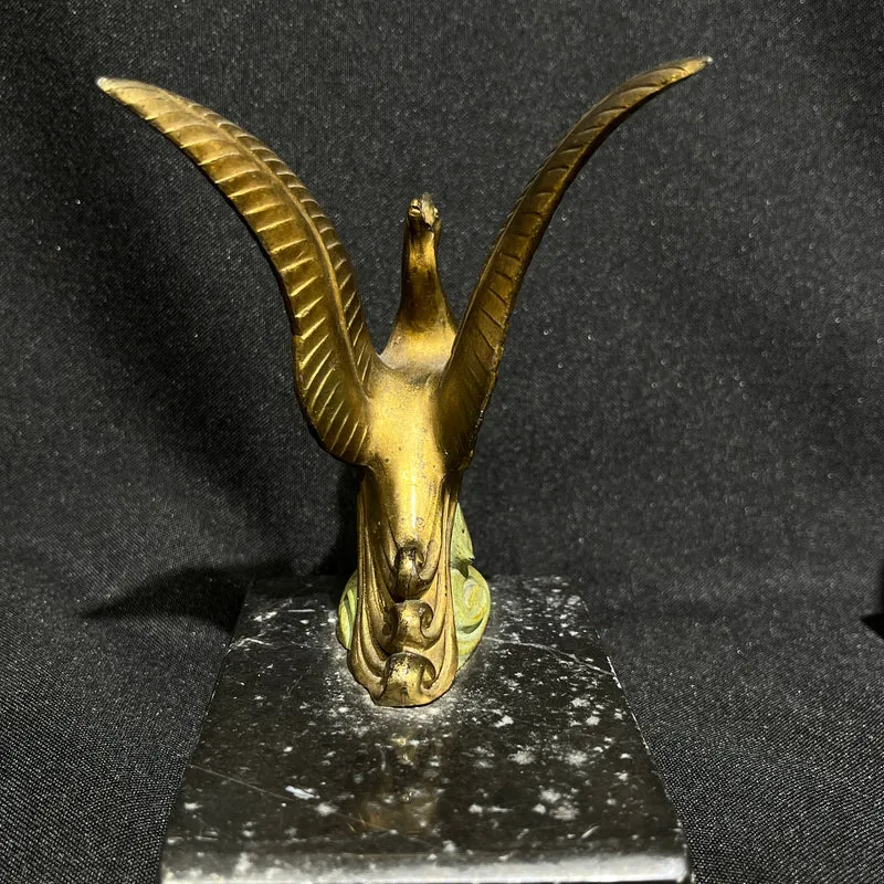 Sujetalibros francés con figuras de aves en metal dorado y base de mármol circa 1930