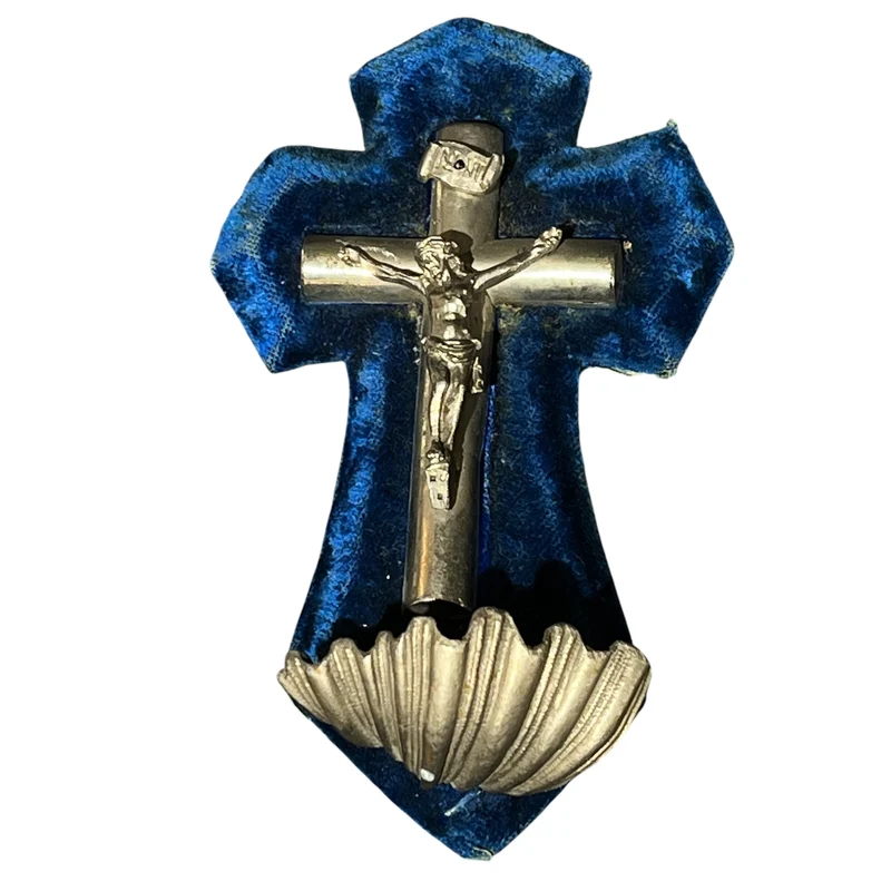 Crucifijo benditero con Cristo y adornos de metal sobre cruz de madera forrada en terciopelo azul mediados s.XX