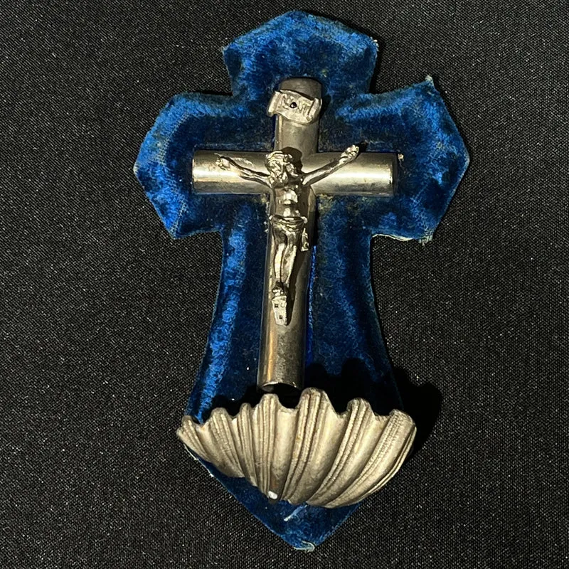 Crucifijo benditero con Cristo y adornos de metal sobre cruz de madera forrada en terciopelo azul mediados s.XX