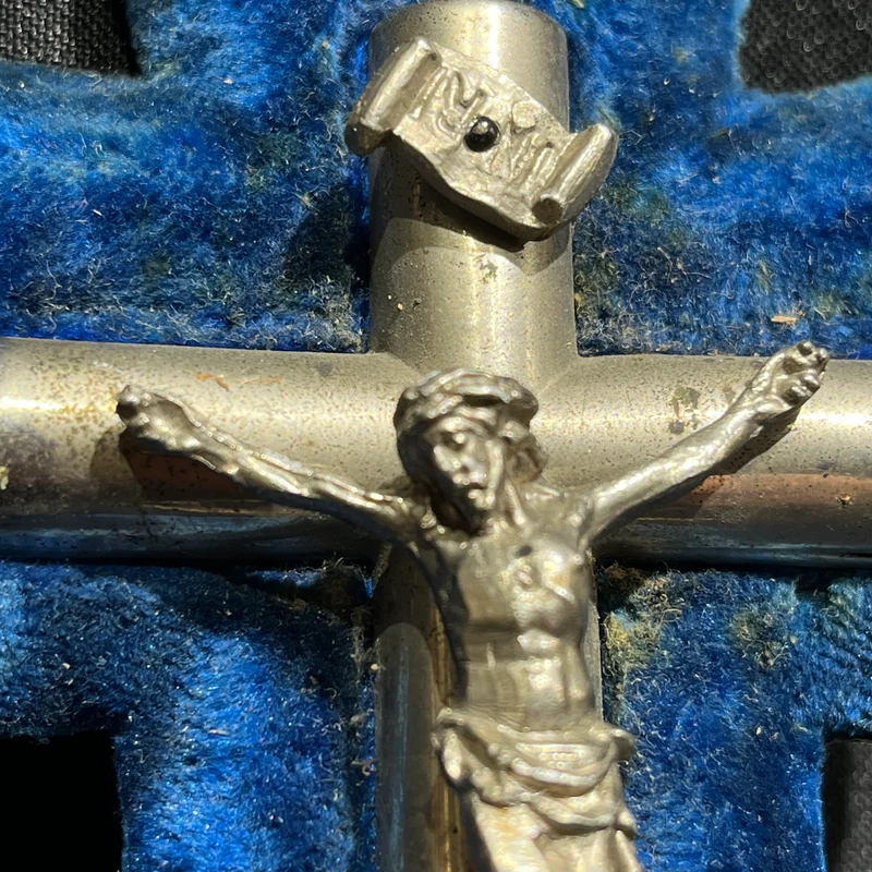 Crucifijo benditero con Cristo y adornos de metal sobre cruz de madera forrada en terciopelo azul mediados s.XX