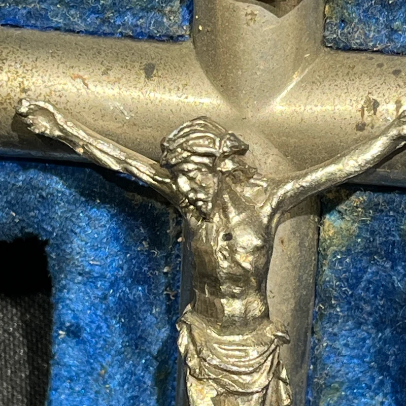 Crucifijo benditero con Cristo y adornos de metal sobre cruz de madera forrada en terciopelo azul mediados s.XX