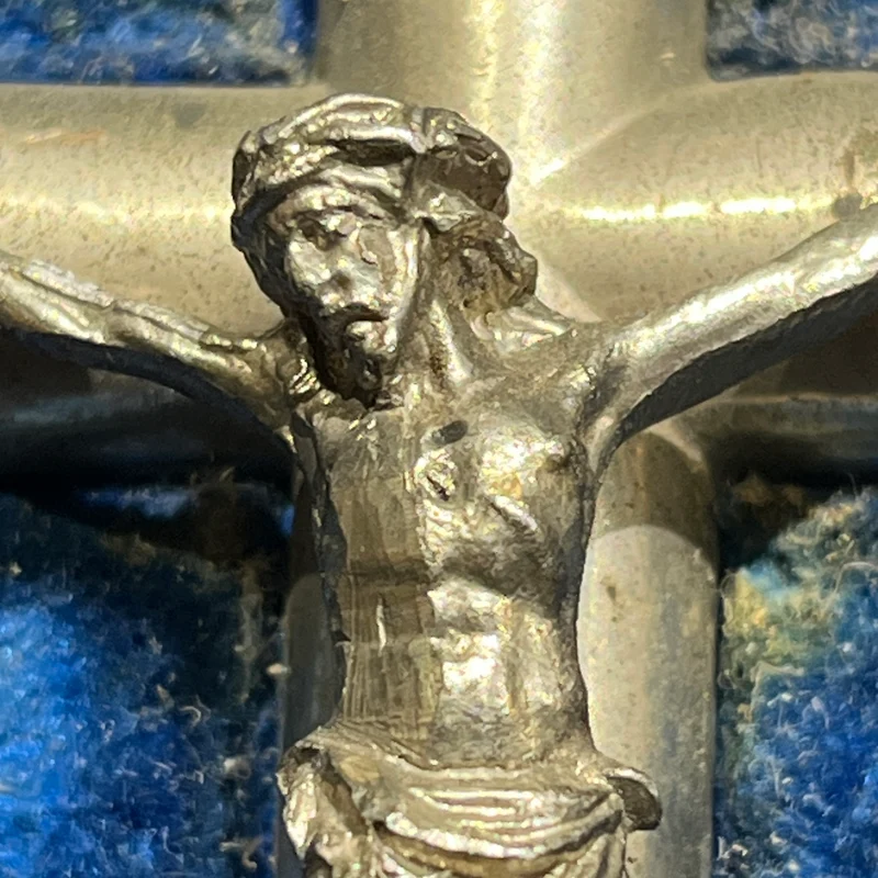 Crucifijo benditero con Cristo y adornos de metal sobre cruz de madera forrada en terciopelo azul mediados s.XX