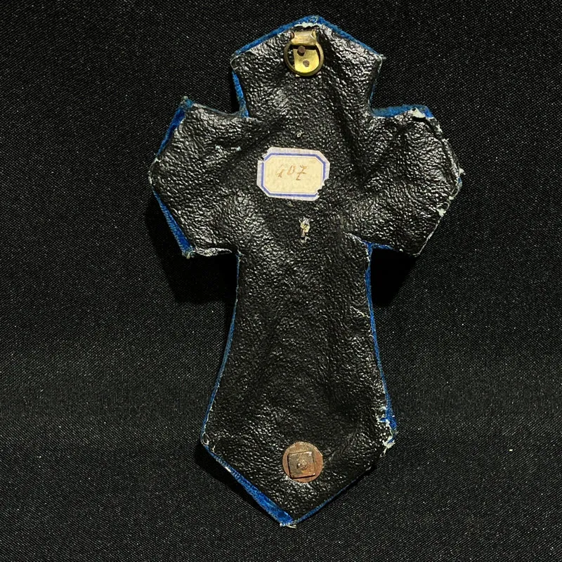 Crucifijo benditero con Cristo y adornos de metal sobre cruz de madera forrada en terciopelo azul mediados s.XX