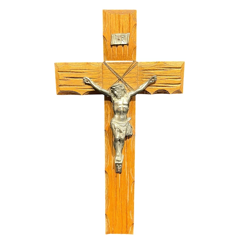 Crucifijo estilo rústico de madera noble y Cristo de estaño niquelado