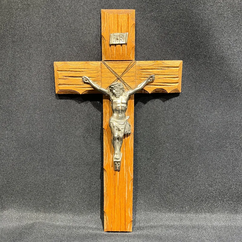 Crucifijo estilo rústico de madera noble y Cristo de estaño niquelado