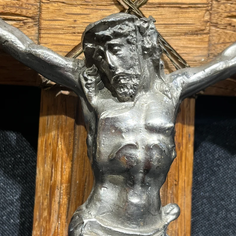 Crucifijo estilo rústico de madera noble y Cristo de estaño niquelado