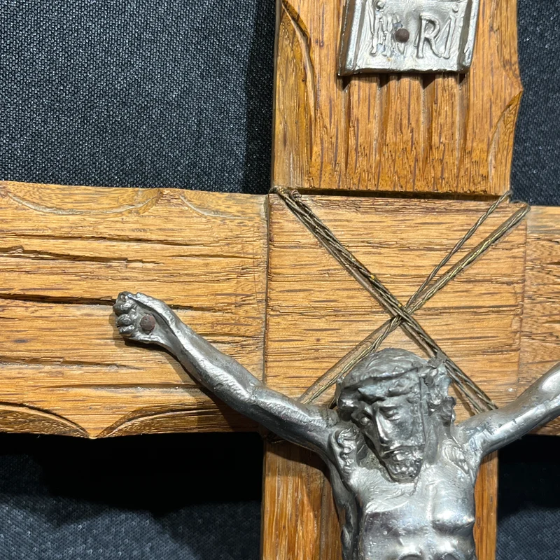 Crucifijo estilo rústico de madera noble y Cristo de estaño niquelado