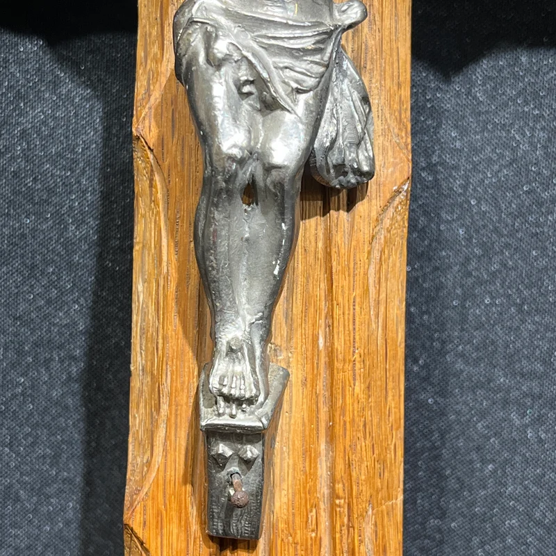 Crucifijo estilo rústico de madera noble y Cristo de estaño niquelado