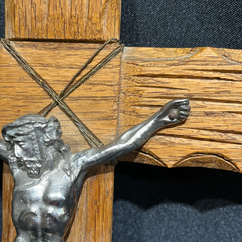 Crucifijo estilo rústico de madera noble y Cristo de estaño niquelado