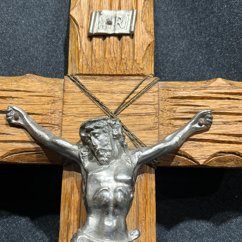 Crucifijo estilo rústico de madera noble y Cristo de estaño niquelado