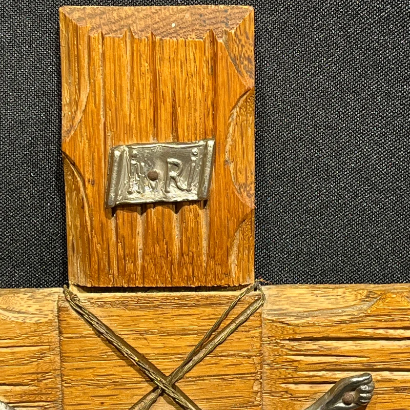 Crucifijo estilo rústico de madera noble y Cristo de estaño niquelado