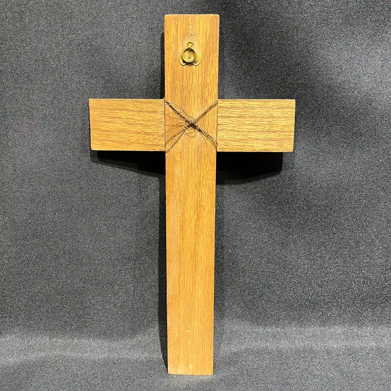 Crucifijo estilo rústico de madera noble y Cristo de estaño niquelado