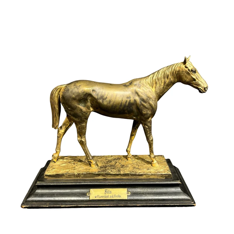 Estatuilla de caballo en bronce dorado con base de madera