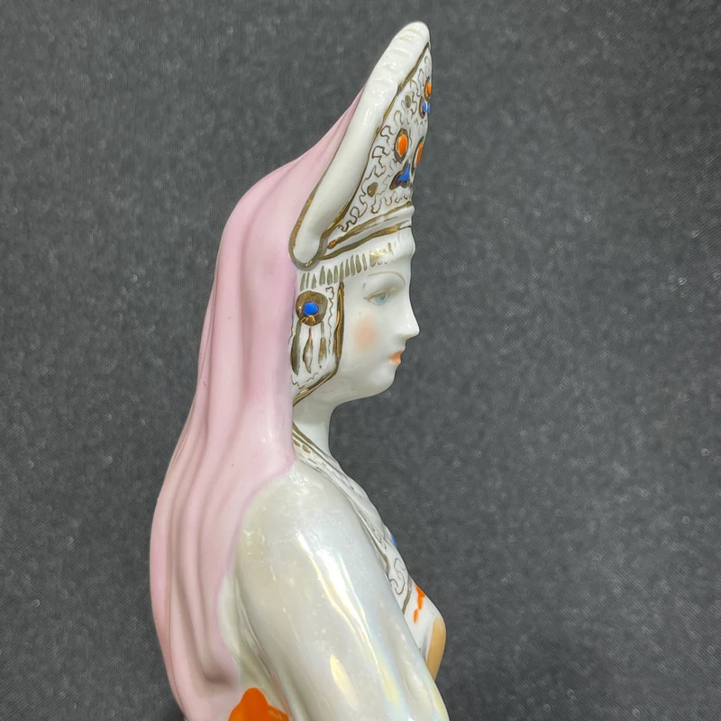 Figura de porcelana rusa 'Reina de la montaña de cobre'