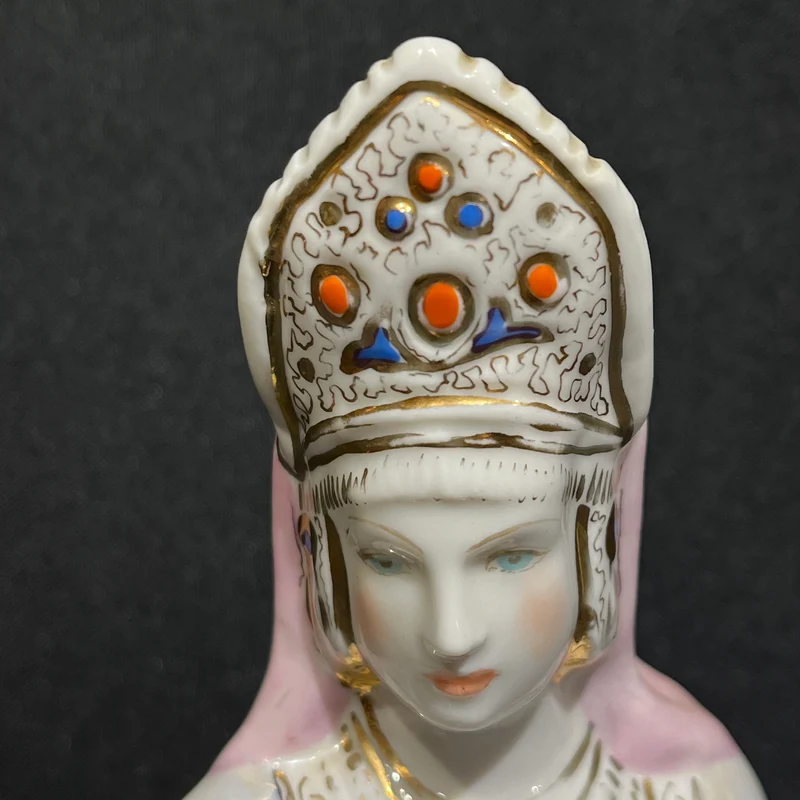 Figura de porcelana rusa 'Reina de la montaña de cobre'