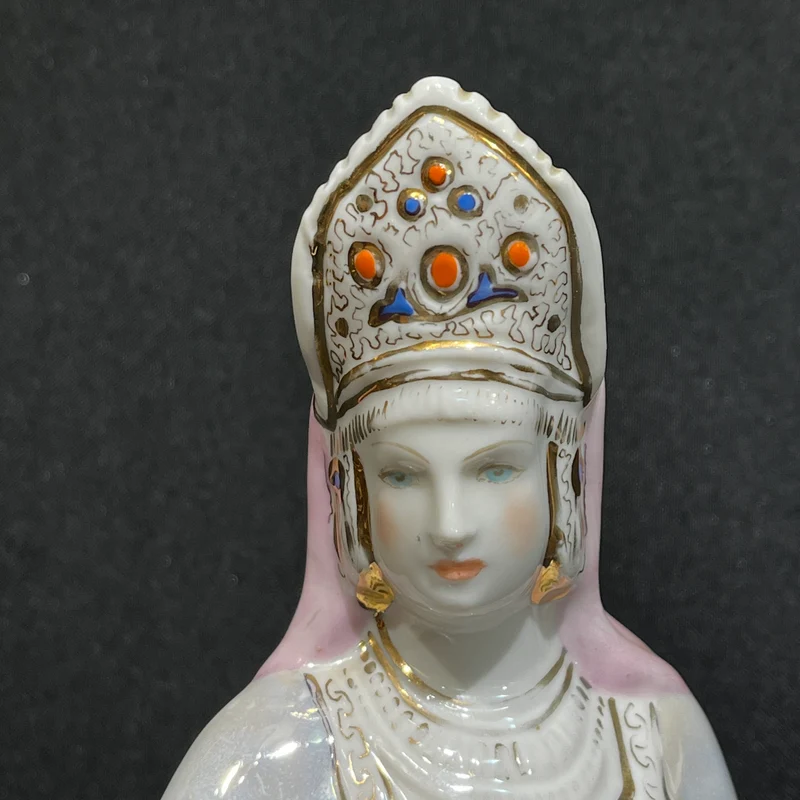 Figura de porcelana rusa 'Reina de la montaña de cobre'