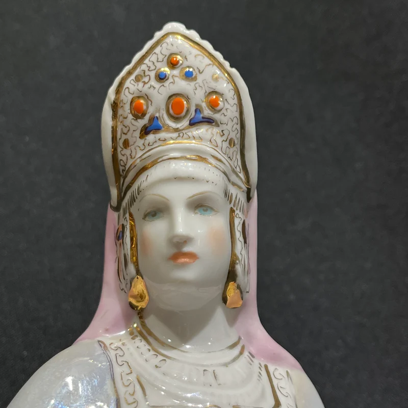 Figura de porcelana rusa 'Reina de la montaña de cobre'