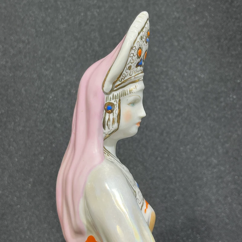 Figura de porcelana rusa 'Reina de la montaña de cobre'