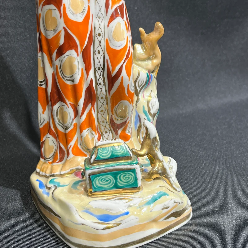 Figura de porcelana rusa 'Reina de la montaña de cobre'