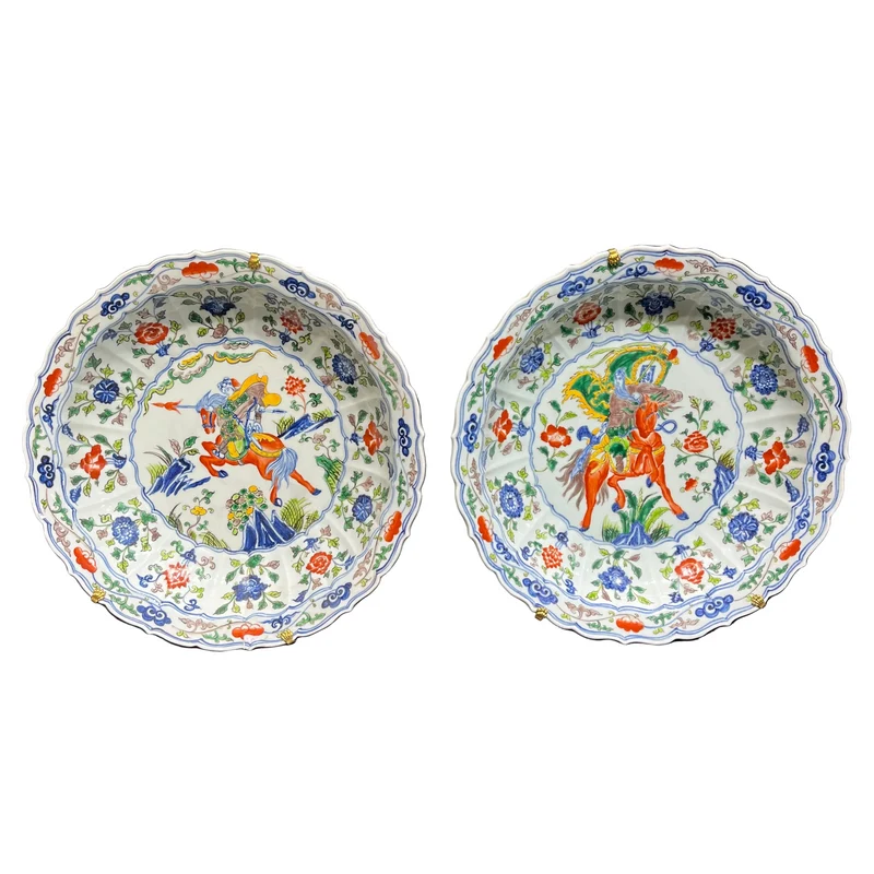 Pareja de platos de porcelana china pintados a mano estilo Wucai con ilustraciones militares