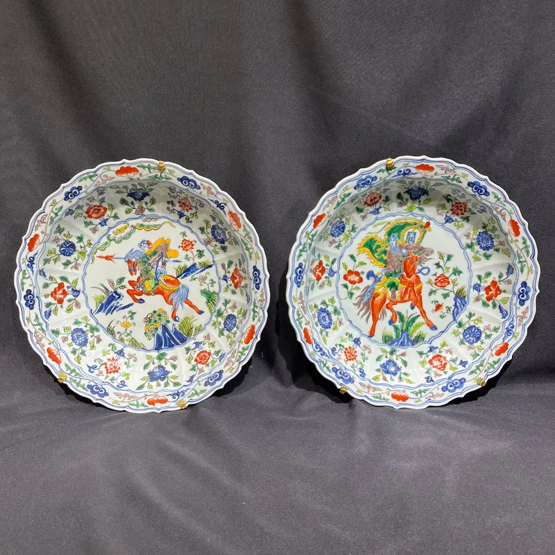 Pareja de platos de porcelana china pintados a mano estilo Wucai con ilustraciones militares
