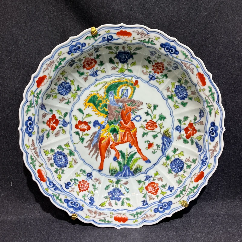 Pareja de platos de porcelana china pintados a mano estilo Wucai con ilustraciones militares