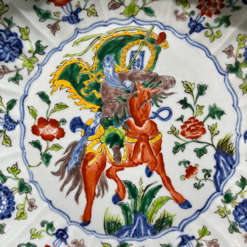 Pareja de platos de porcelana china pintados a mano estilo Wucai con ilustraciones militares