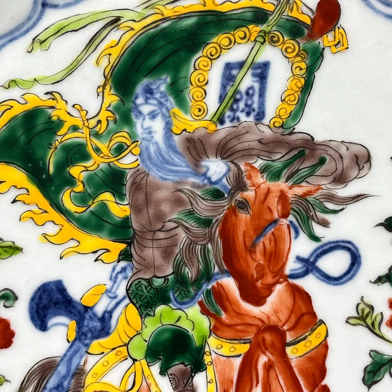 Pareja de platos de porcelana china pintados a mano estilo Wucai con ilustraciones militares