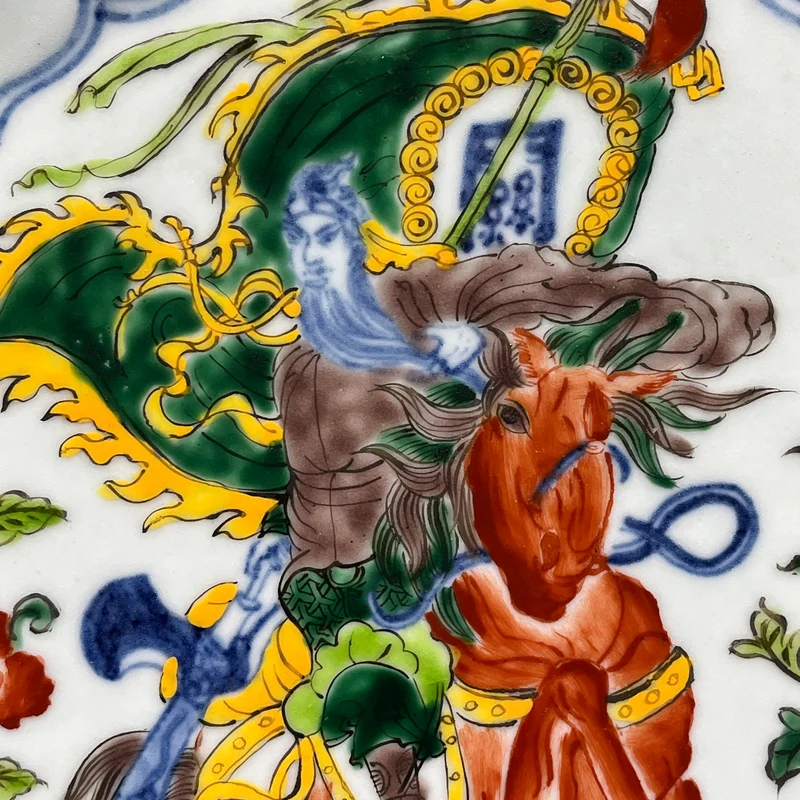 Pareja de platos de porcelana china pintados a mano estilo Wucai con ilustraciones militares