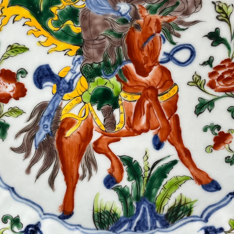 Pareja de platos de porcelana china pintados a mano estilo Wucai con ilustraciones militares