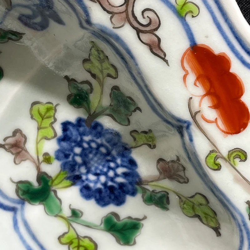 Pareja de platos de porcelana china pintados a mano estilo Wucai con ilustraciones militares