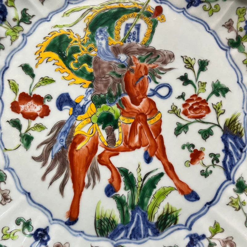 Pareja de platos de porcelana china pintados a mano estilo Wucai con ilustraciones militares