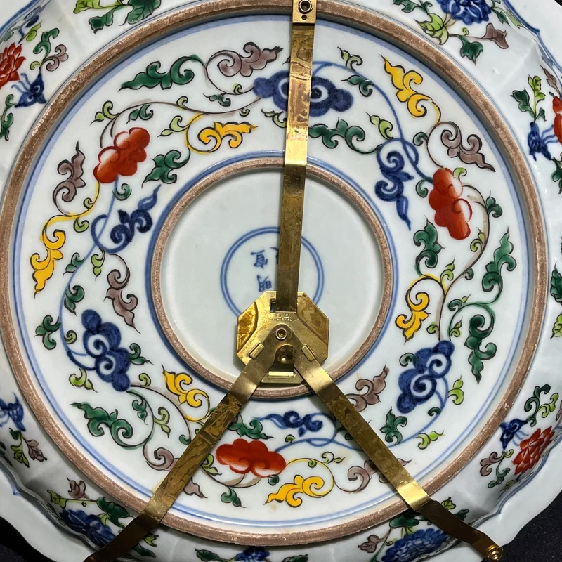 Pareja de platos de porcelana china pintados a mano estilo Wucai con ilustraciones militares