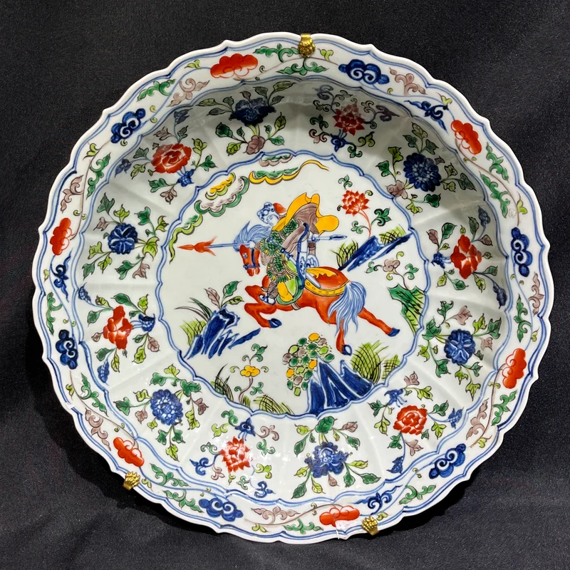 Pareja de platos de porcelana china pintados a mano estilo Wucai con ilustraciones militares