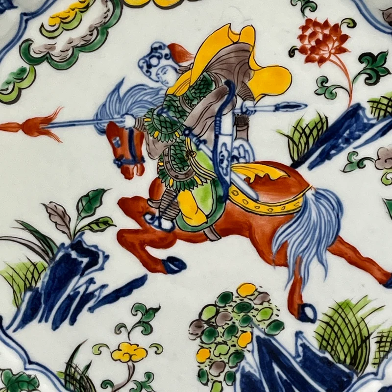 Pareja de platos de porcelana china pintados a mano estilo Wucai con ilustraciones militares