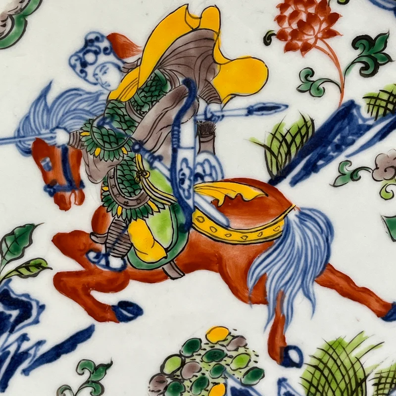 Pareja de platos de porcelana china pintados a mano estilo Wucai con ilustraciones militares