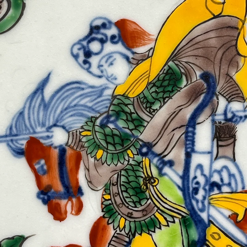 Pareja de platos de porcelana china pintados a mano estilo Wucai con ilustraciones militares