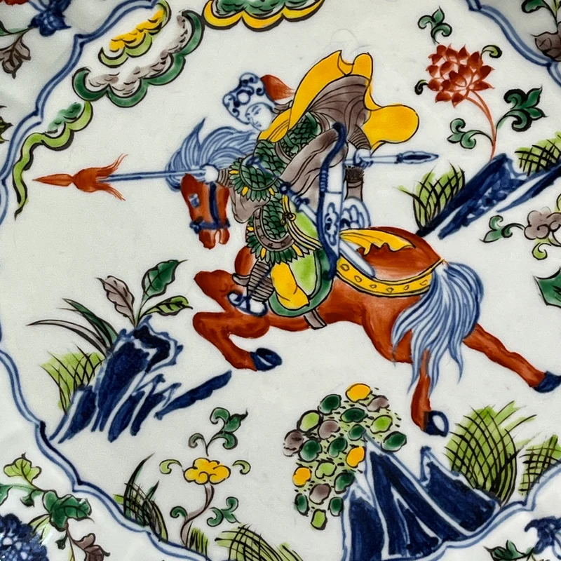 Pareja de platos de porcelana china pintados a mano estilo Wucai con ilustraciones militares