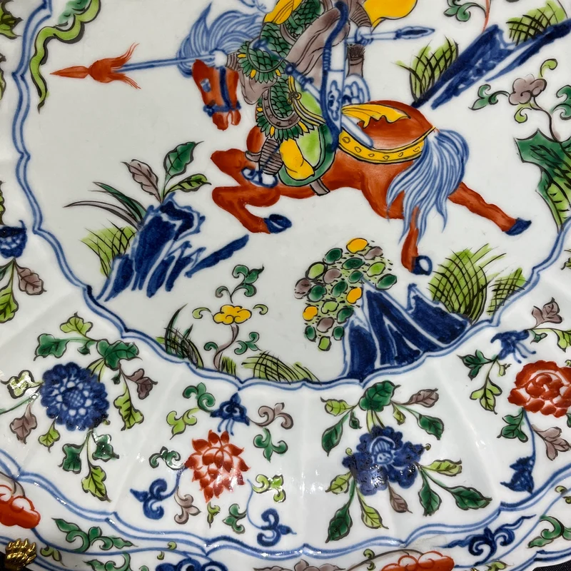 Pareja de platos de porcelana china pintados a mano estilo Wucai con ilustraciones militares