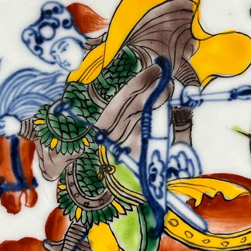 Pareja de platos de porcelana china pintados a mano estilo Wucai con ilustraciones militares