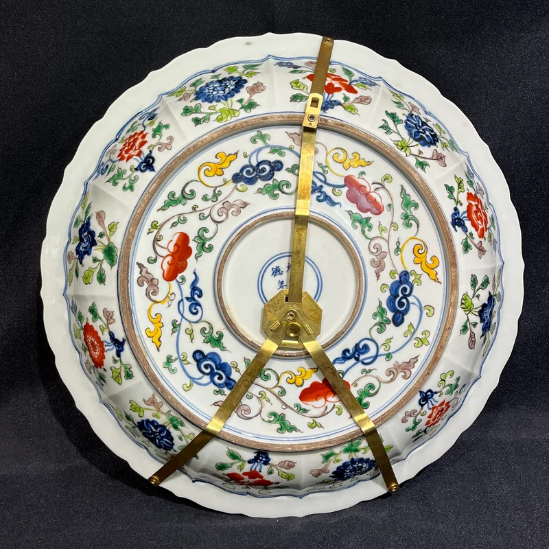 Pareja de platos de porcelana china pintados a mano estilo Wucai con ilustraciones militares