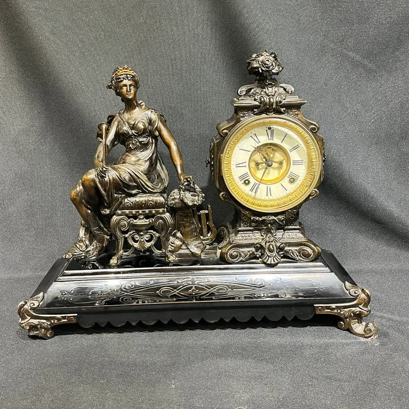 Reloj de mesa decorativo en peltre y bronce estilo Imperio fábrica Ansonia New York 1881