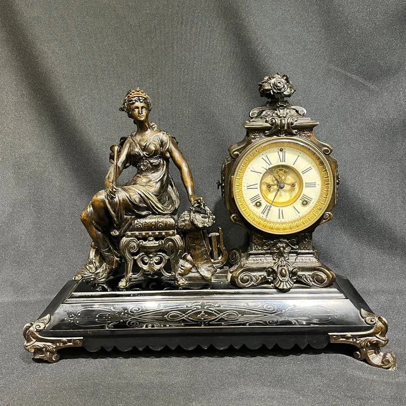 Reloj de mesa decorativo en peltre y bronce estilo Imperio fábrica Ansonia New York 1881