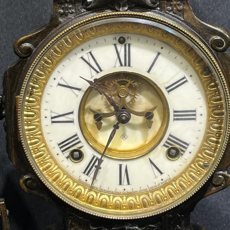 Reloj de mesa decorativo en peltre y bronce estilo Imperio fábrica Ansonia New York 1881