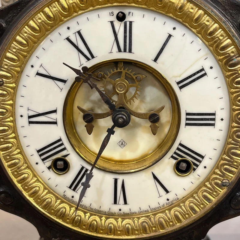 Reloj de mesa decorativo en peltre y bronce estilo Imperio fábrica Ansonia New York 1881