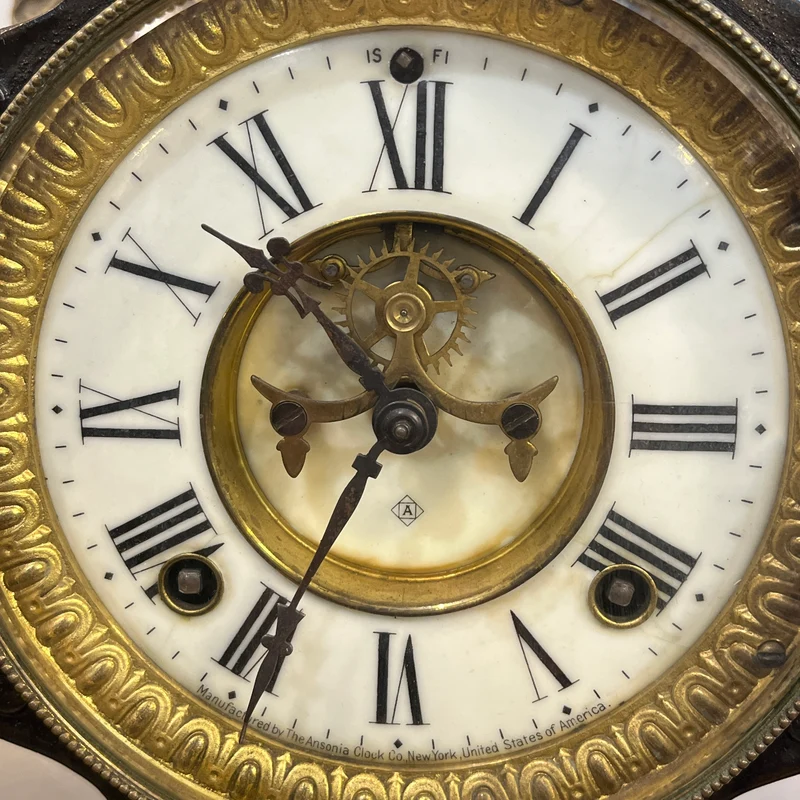 Reloj de mesa decorativo en peltre y bronce estilo Imperio fábrica Ansonia New York 1881